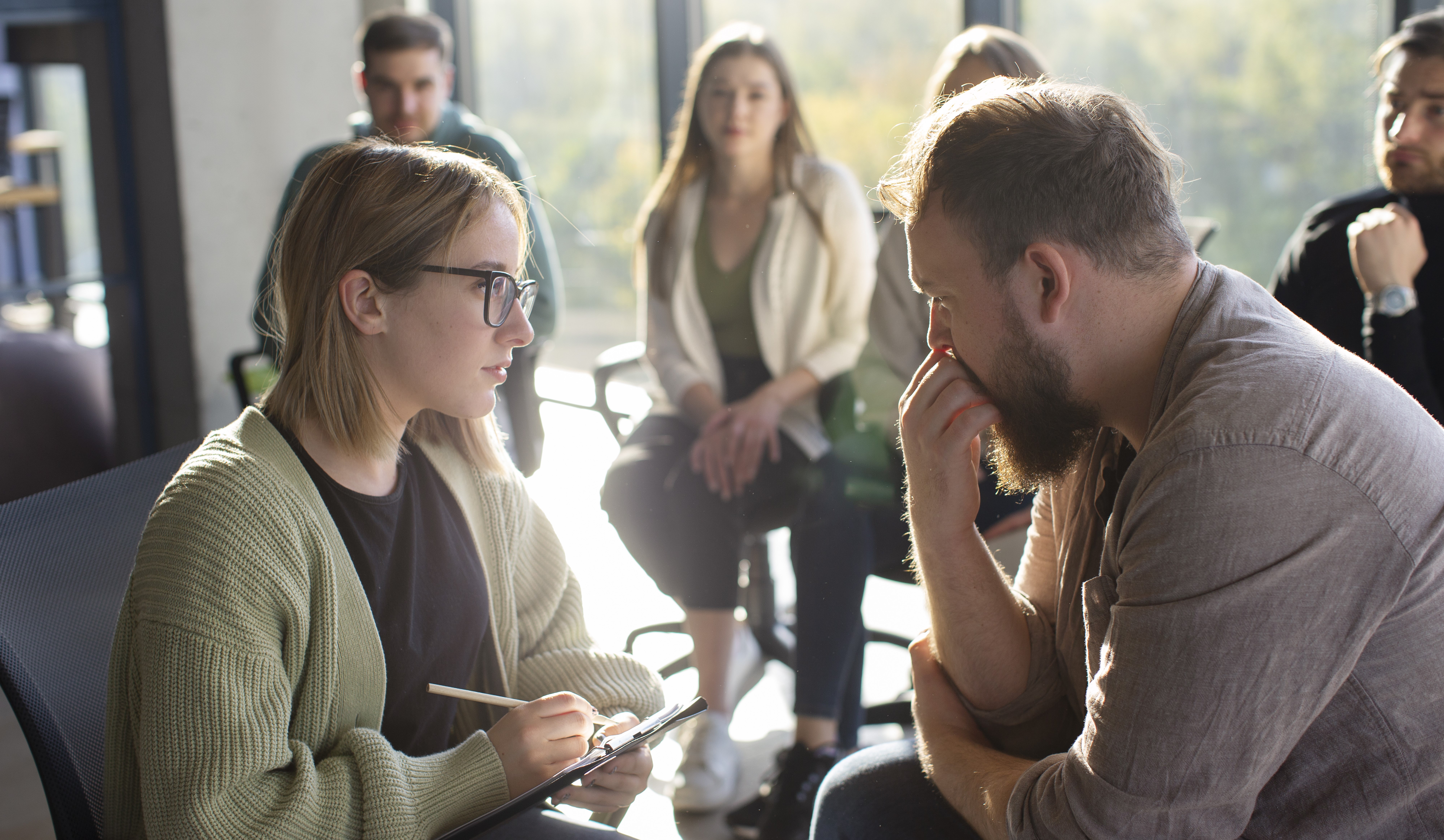 Articles - Anxiété sociale : causes, symptômes et moyens de soutenir