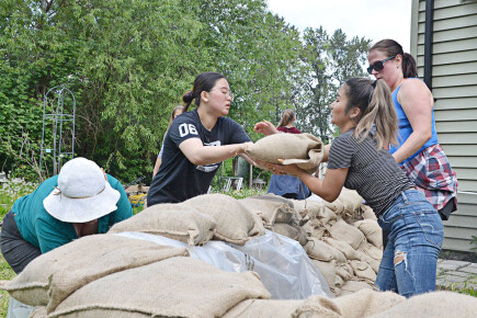 Articles - Emergency measures to help flood victims: the first steps