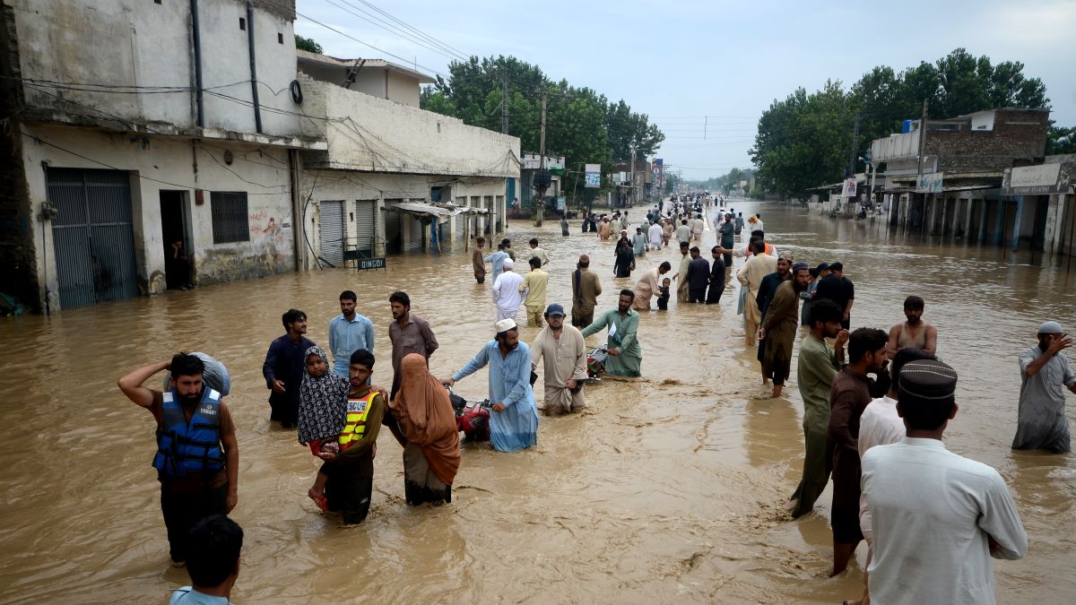 Articles - Protecting children in floods: How to ensure their safety and help them overcome the shock