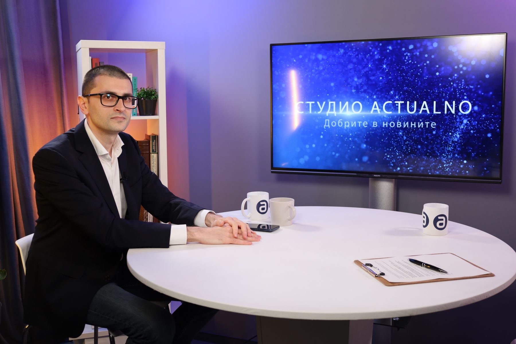 Pavel Andreev, fondatorul platformei globale de donații PavelAndreev.org, fotografiat în studioul Actualno.com înainte de primul său interviu din 2026.