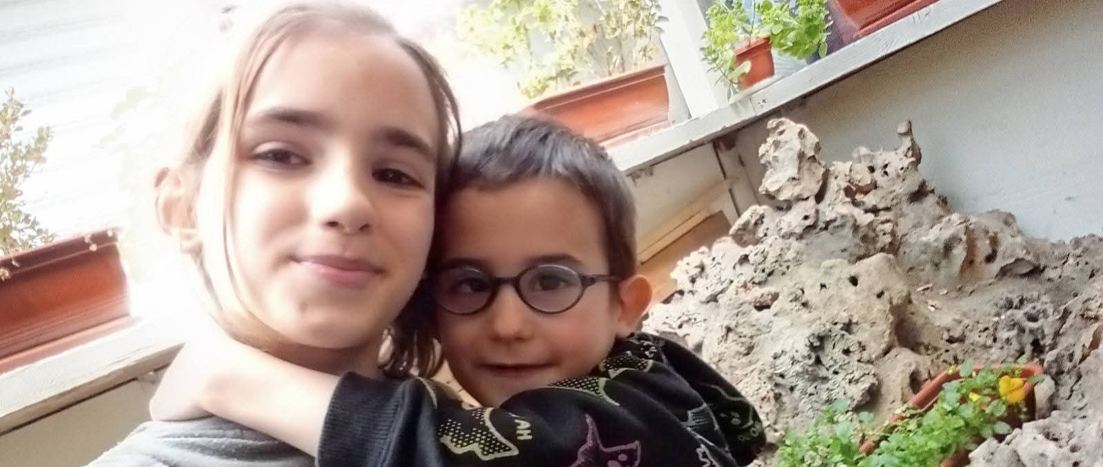 Ljuben, în vârstă de 5 ani, după o operație reușită la ochi, finanțată printr-o campanie de donații pe PavelAndreev.ORG