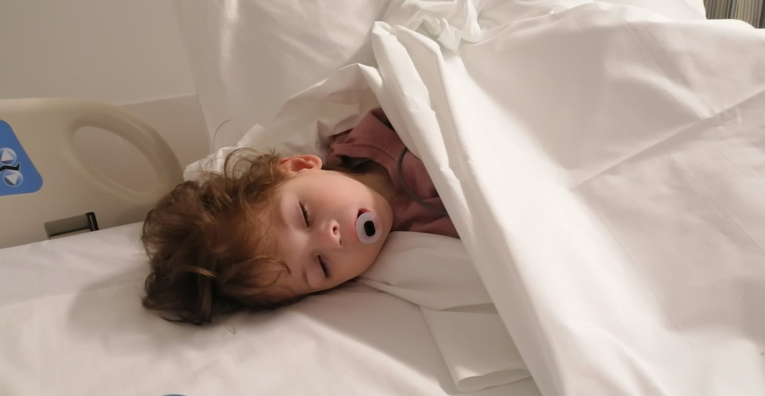 Veronica, o fetiță de 6 ani cu afecțiuni grave, susținută printr-o campanie de donații pentru a avea șansa să meargă