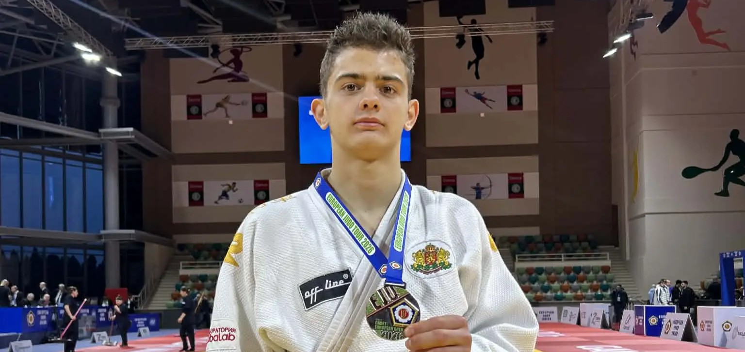 Nadi și Muti Zhaafar în echipament de judo câștigând medalii la competiții internaționale, zâmbind pe podium după victorie