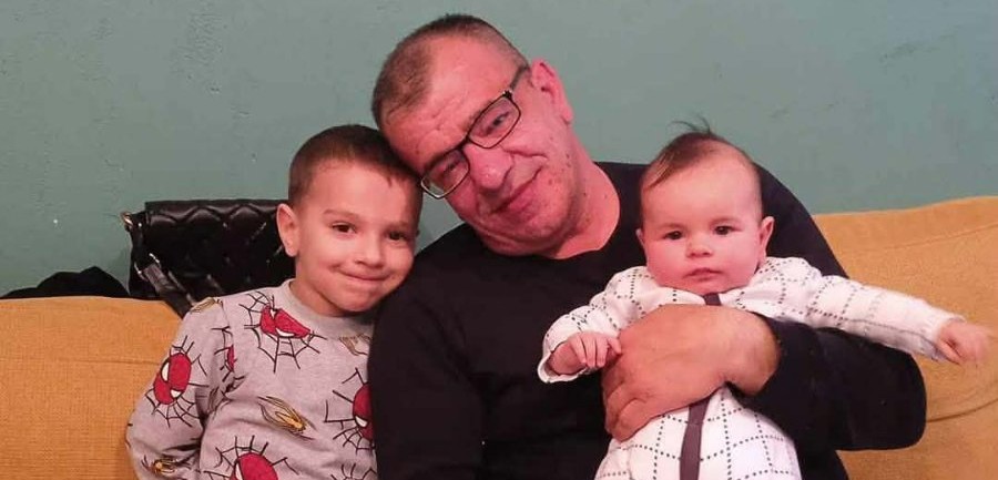 Mile Bejovski din Ohrid zâmbește și se joacă alături de nepoții săi în timpul unui moment de familie plin de iubire și apropiere.