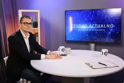 Павел Андреев, основач на глобалната платформа за донации PavelAndreev.org, во студиото на Actualno.com пред интервју.