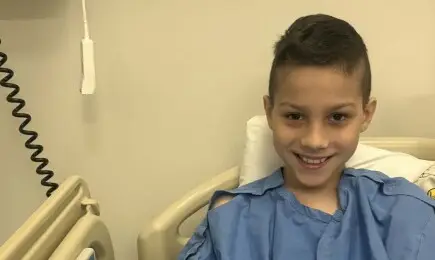 fotografii de familie ale unui copil vindecat de cancer cu ajutorul donațiilor