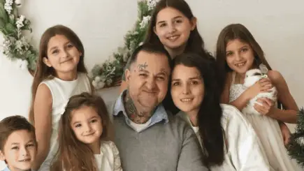 Емотивен анимиран GIF кој менува семејни фотографии од петте деца со нивниот татко Влади и стилизирана илустрација на птицата Феникс, која го симболизира повторното раѓање и новиот дом по тешките искушенија.