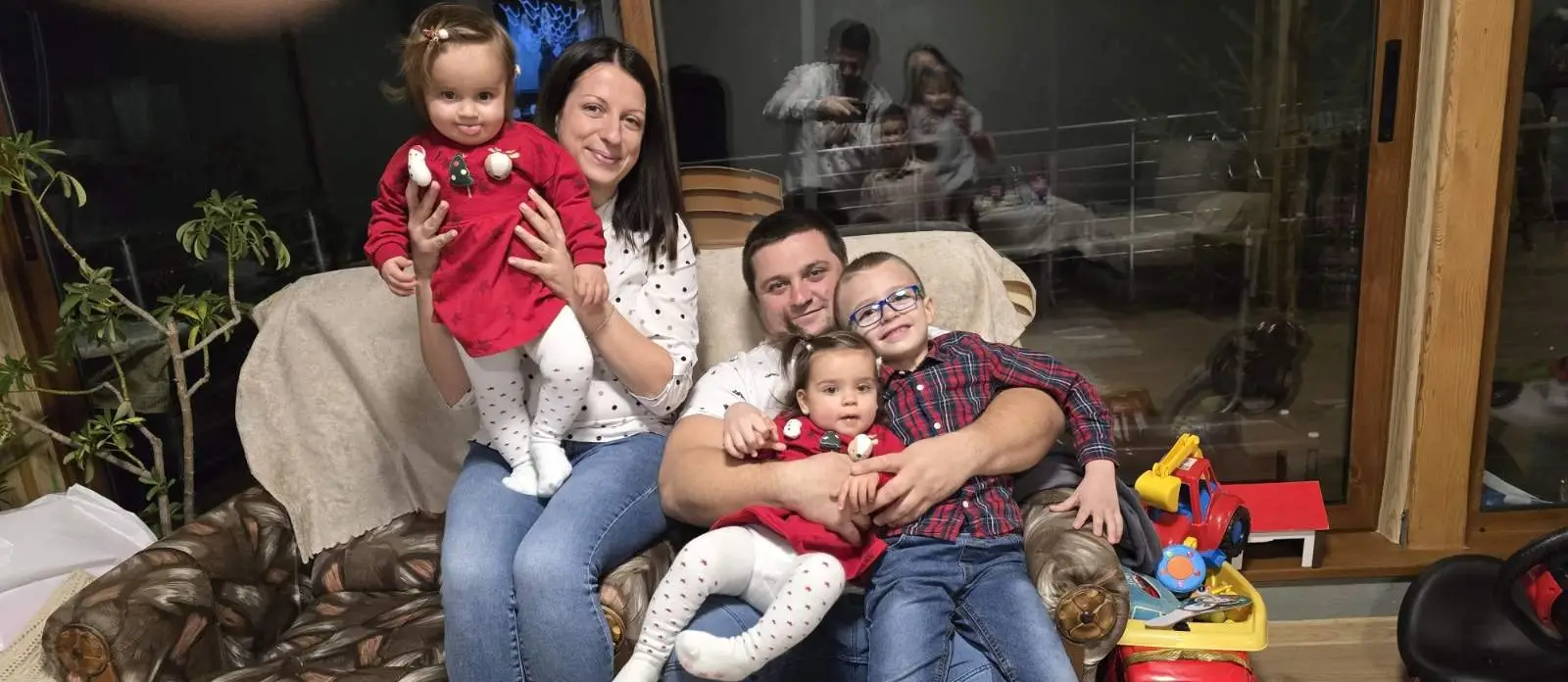 GIF cu fotografii ale lui Kamen Uzunov în timpul tratamentului și recuperării după lupta cu leucemia mieloidă acută, alături de familia și copiii săi.