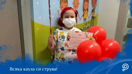 Смело малко момче, преминало през трансплантация на костен мозък, с надежда в очите след тежката битка с левкемията.