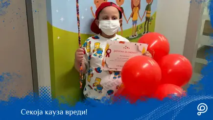 Мало храбро момче кое се избори со рецидив на леукемија, со надеж во погледот по успешната трансплантација на коскена срцевина.
