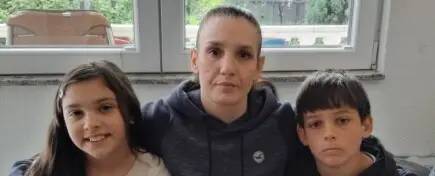 Усмихнатата Саня от Македония, която получава нов шанс за живот и лечение без болка след успешна дарителска кампания.
