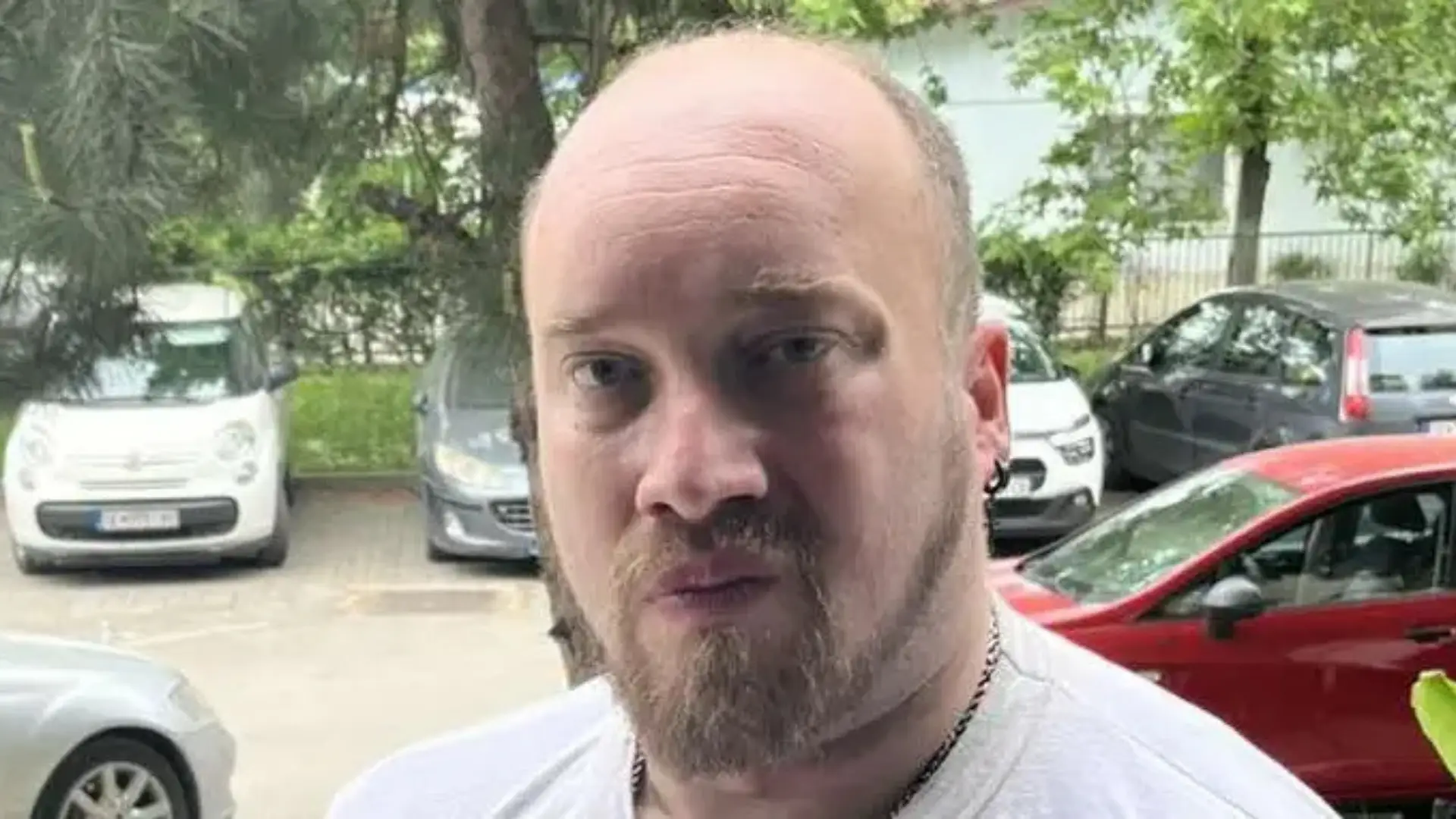 Stefan, un tânăr cu paralizie cerebrală spastică care trăiește singur, privind cu speranță după reușita campaniei de donații.