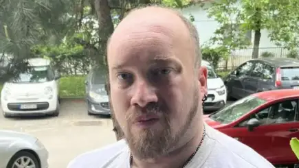 Стефан, млад човек со спастична церебрална парализа кој живее сам, насмеан со надеж по успешната донаторска акција.