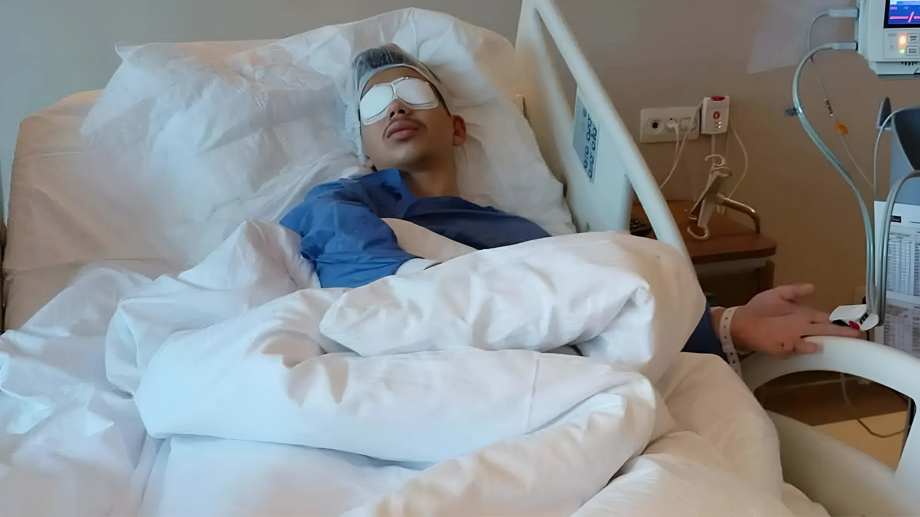 Miroslav, în vârstă de 16 ani, privind cu speranță spre viitor după strângerea fondurilor pentru tratamentul său.