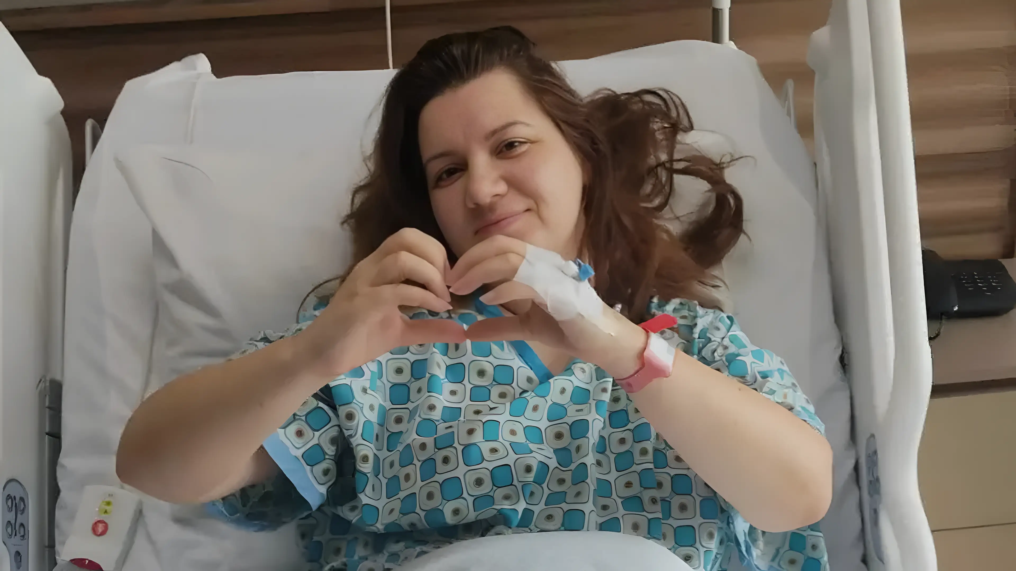 Milena zâmbind fericită după operația reușită și vindecarea de cancer de col uterin