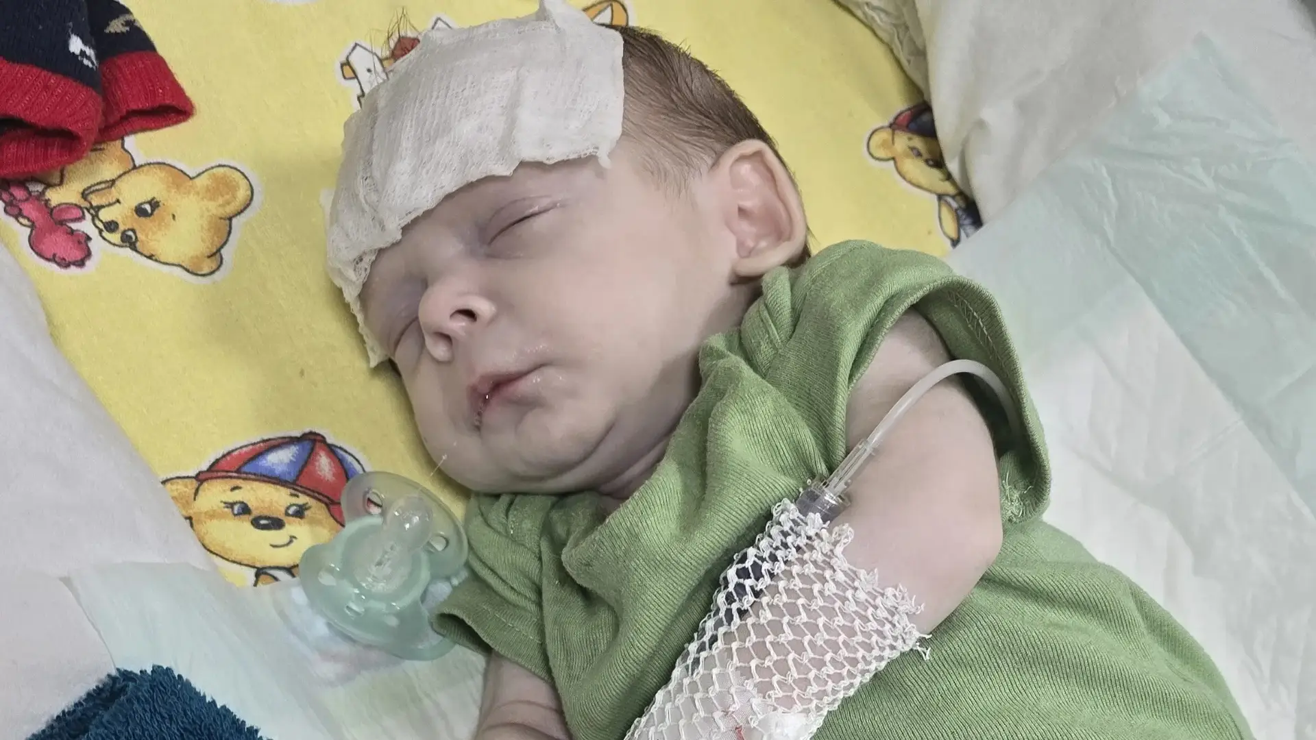 Bebelușul Svetozar de două luni, în spital, luptând pentru viața lui.