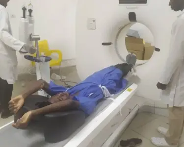 Aider mon fils Hesed Charis Bayiha à se faire opérer