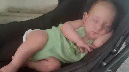 Βοηθήστε την ανύπαντρη μητέρα Χριστίνα και το μωρό της