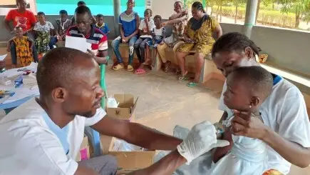 Prévention et traitement des maladies pour les orphelins de Tanongu