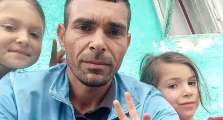 Un tată singur luptă să asigure hrana și viitorul copiilor săi