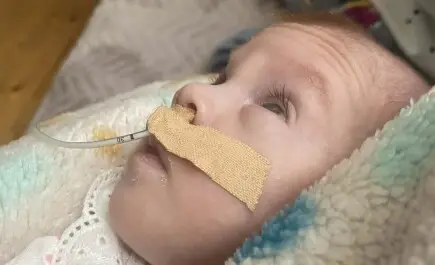 Бебето Хана едвај преживеа сега и требаме за да продолжи да се бори.