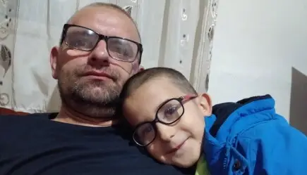 Татко на пет деца од ден на ден го губи видот!
